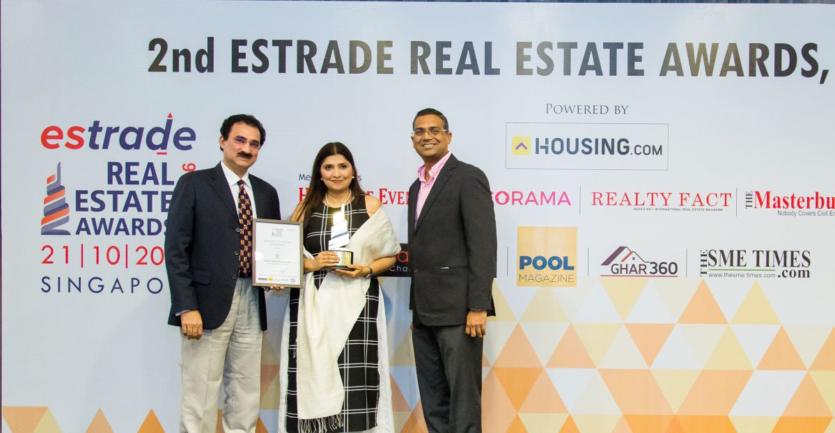 Mrs. Ponni M Concessao- Head Architect & Mr. Oscar G Concessao- Head Architect (Oscar & Ponni Architects) Chennai accepting the award from Estrade Jury Member Arshi Pathan