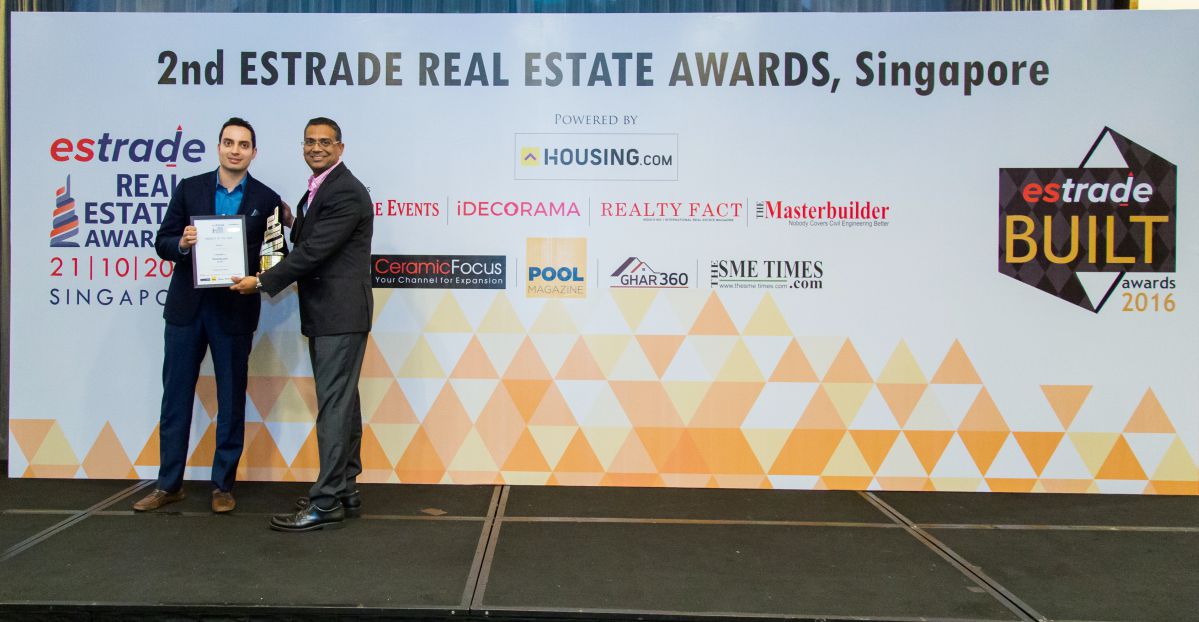 Mr. Jason Kothari- CEO (Housing.com) accepting the award from Estrade Jury Member Arshi Pathan