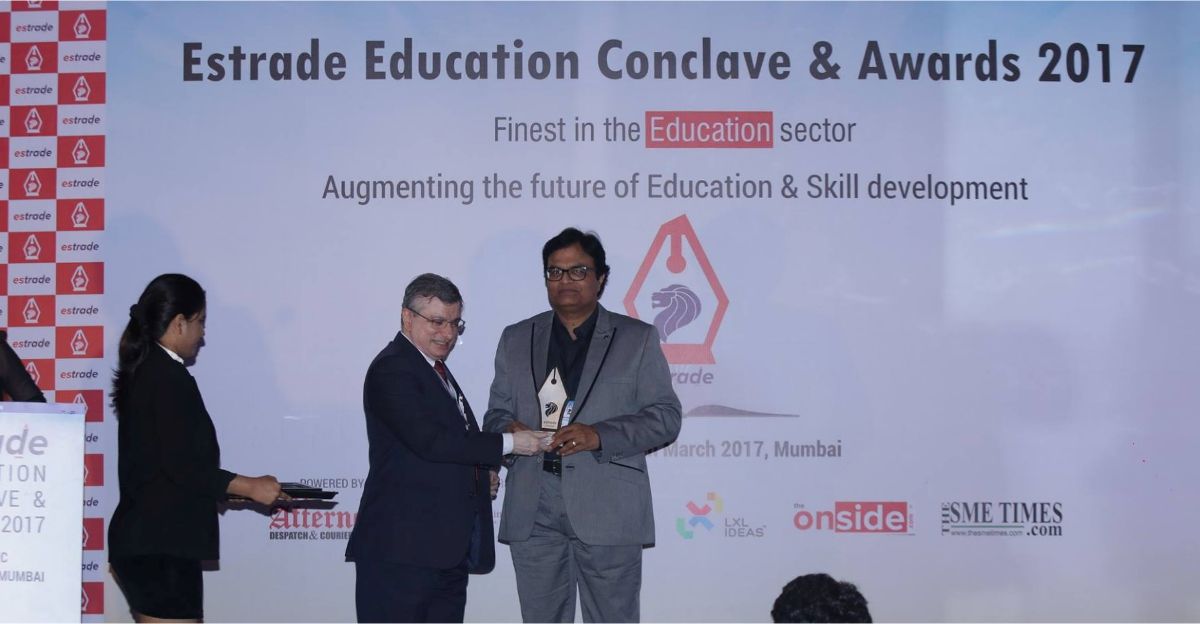 Dr. Bhaskaran Muthusamy, Vice Chancellor - Tamil Nadu Open University receiving Innovative Use of ICT in Distance Education award for TNOU from Mr. Robin Banerjee, CEO - Caprihans India
