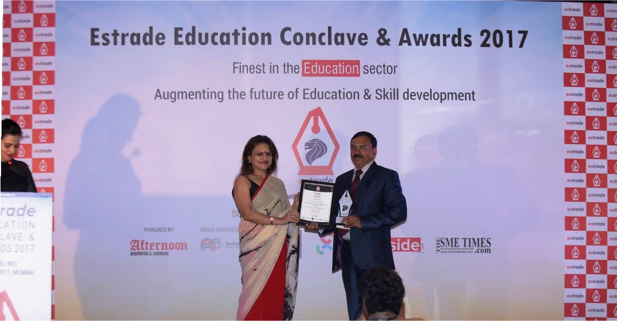 Dr. ShrutiKant Dixit, Dean - NIIS Institute Of Business Administration receiving award from Celebrity Chef Ananya Banerjee