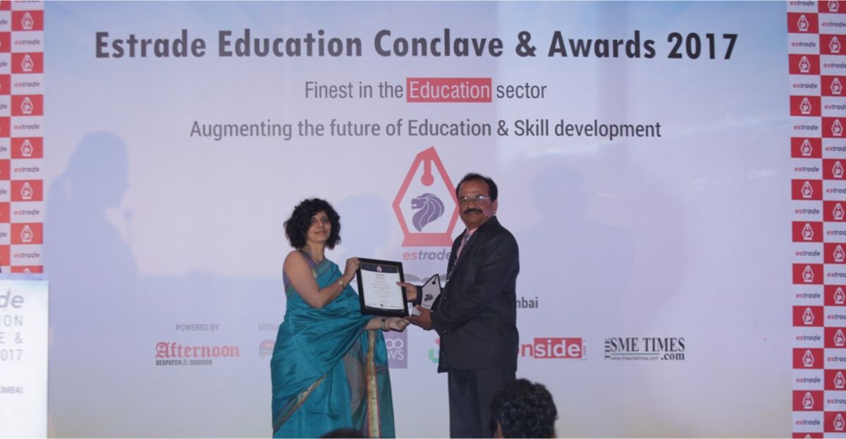 Hon'le Executive Trustee Adv P G Desai (PVPPCOE) receiving Lifetime Achievement Award on behalf of Adv. Appasaheb Desai from Ms. Swati Lodha