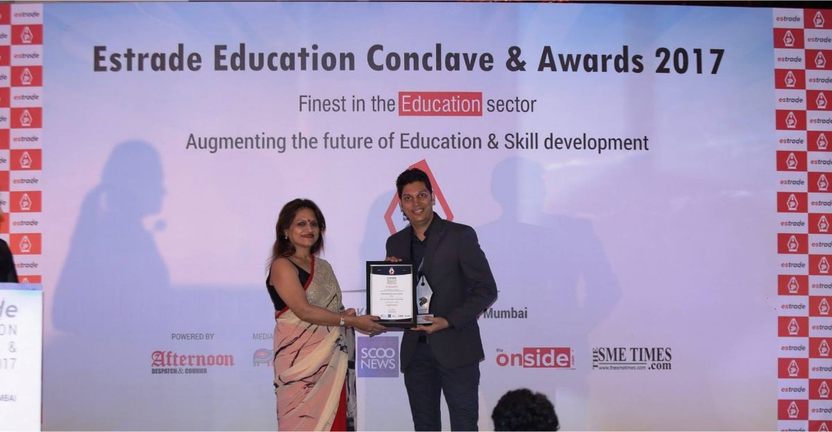 Mr. Lucky Surana, Founder - Mind Ventures International receiving Best Innovative After School Model award for Mind Ventures International from Celebrity Chef Ananya Banerjee