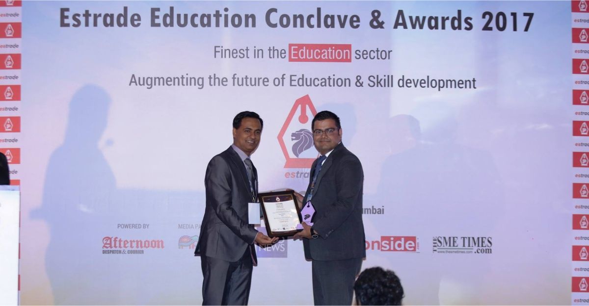 Mr. Ravi Santani, CEO - Scoonews receiving Best Education Media House of India award for ScooNews from Vishwasjeet Singh, Editor-in-chief - Estrade.in