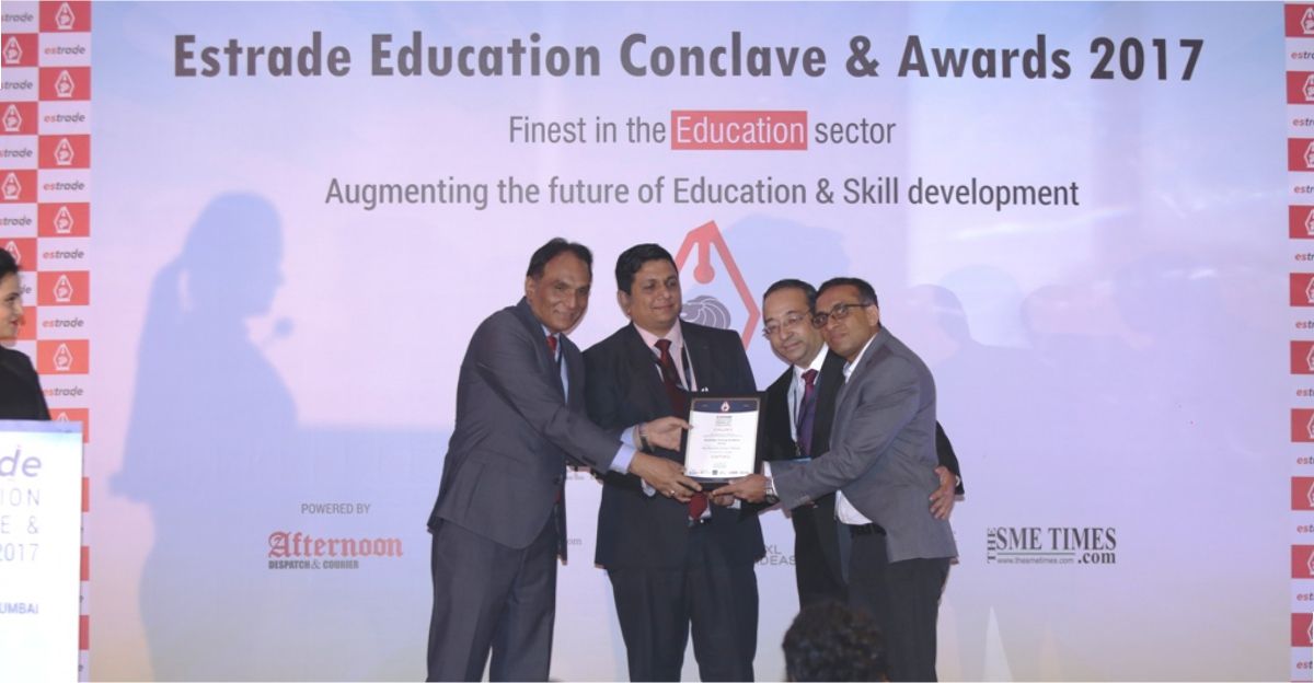 Team - Bankedge Training Academy receiving Best Placement Institute in Banking award for Bankedge Training Academy