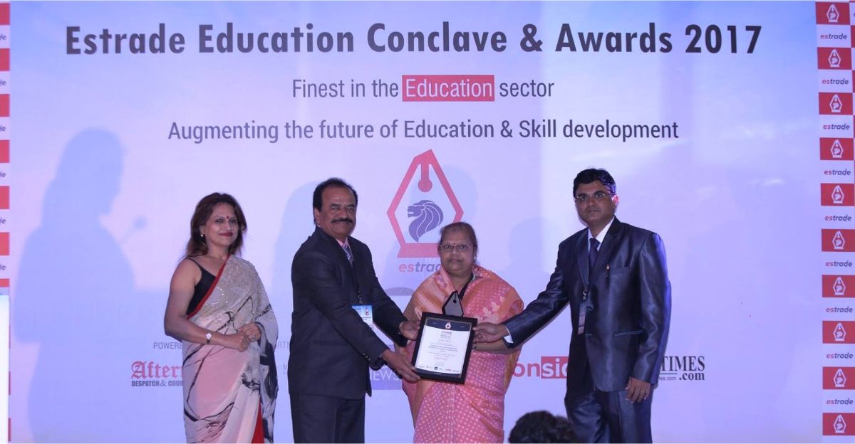 Team PVPPCOE receiving Best Engineering College of the Year award for Padmabhushan Vasantdada Patil Pratishtan’s College of Engineering from Celebrity Chef Ananya Banerjee