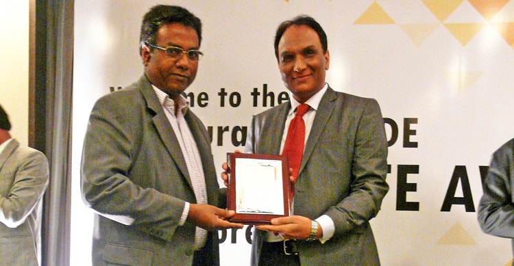 Mr. Jack Ayyappan Felicitating Mr. Ashok Kumar, Founder Principal and Managing Partner, Cresa India — at Grand Copthorne Waterfront Hotel