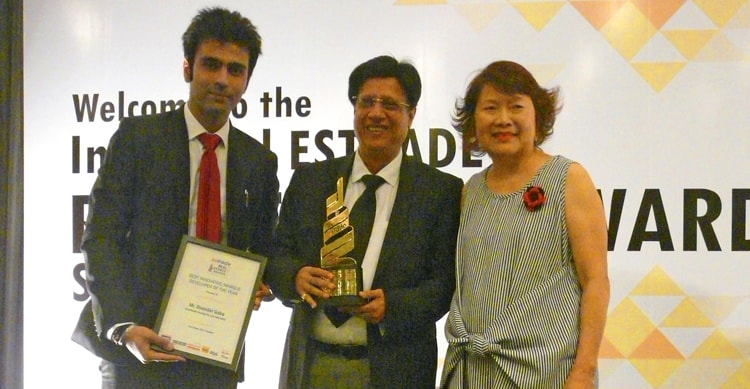 (L) Mr. Nipun Gaba along with Mr. Dhirender Gaba winning Best Innovative/Marque Developer of the Year