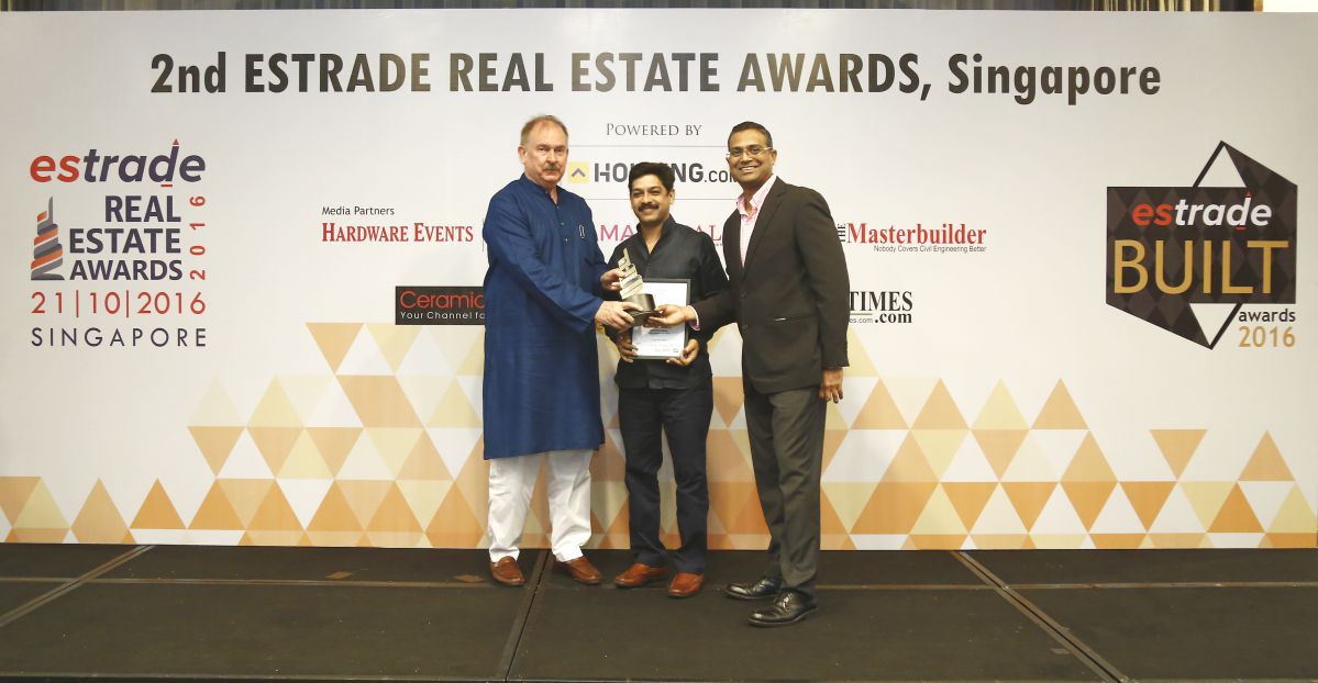 Mr.Christopher Benninger- Founder-Director & Mr. Ramprasad Akkisetti(CCBA Designs Pvt. Ltd.) Pune accepting the award from Estrade Jury Member Arshi Pathan