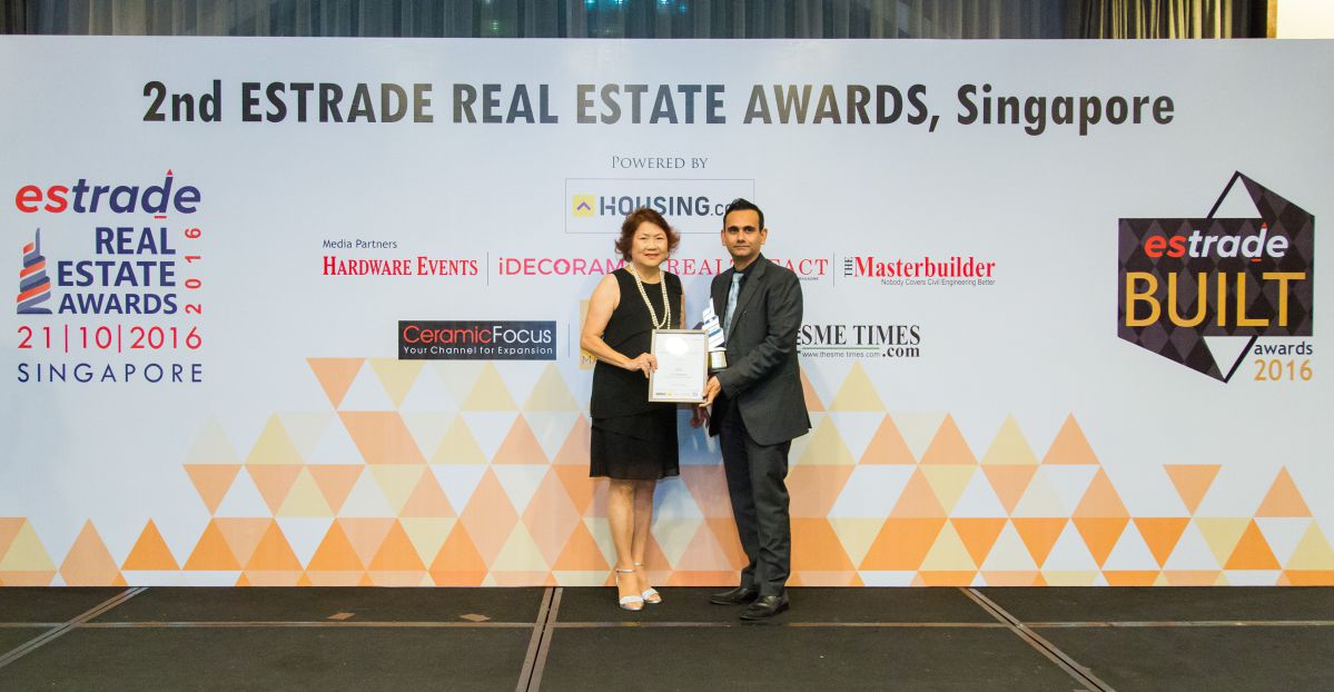 Mr. A. Nawaz Hussain - Director (South India Shelters Pvt Ltd) Chennai accepting the Award from Estrade Jury Member Ms. Zhang Jia Lin