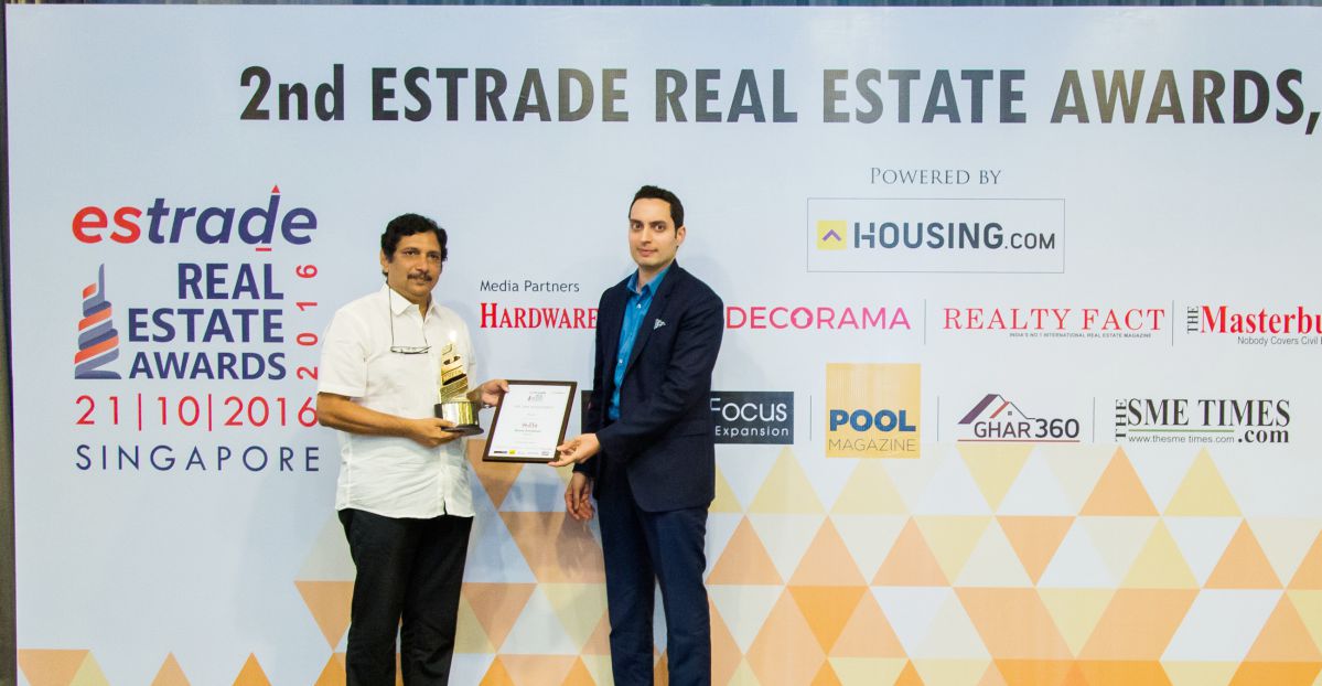 Mr. Benny Kuriakose - Architect (Lifetime Achievement) Chennai accepting the award from Mr. Jason Kothari- CEO (Housing.com)