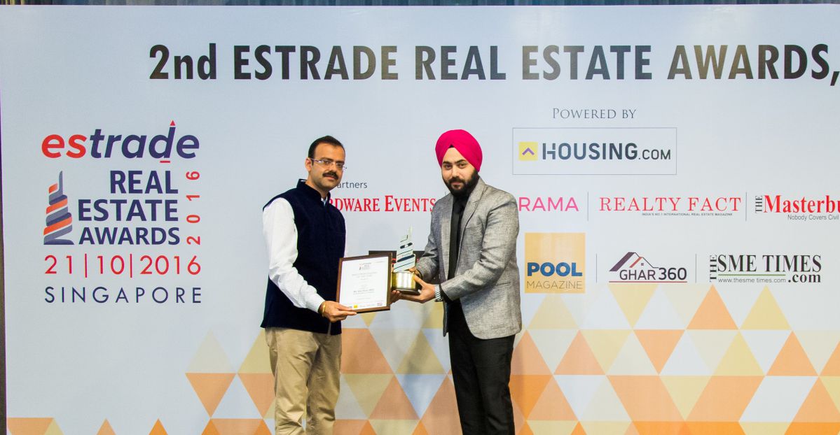 Mr. Suraj Asrani Head - Sales & Business Development (The Phoenix Mills Ltd.) Bangalore accepting the award from Mr. Prince Nagpal - Director (Estrade Media Pte. Ltd.) Singapore