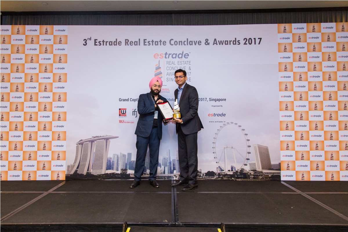 Madhav Gupta from (Intrigue Design – New Delhi) accepting the Award from Mr. Prince Nagpal - Director (Estrade Media Pte. Ltd.) Singapore